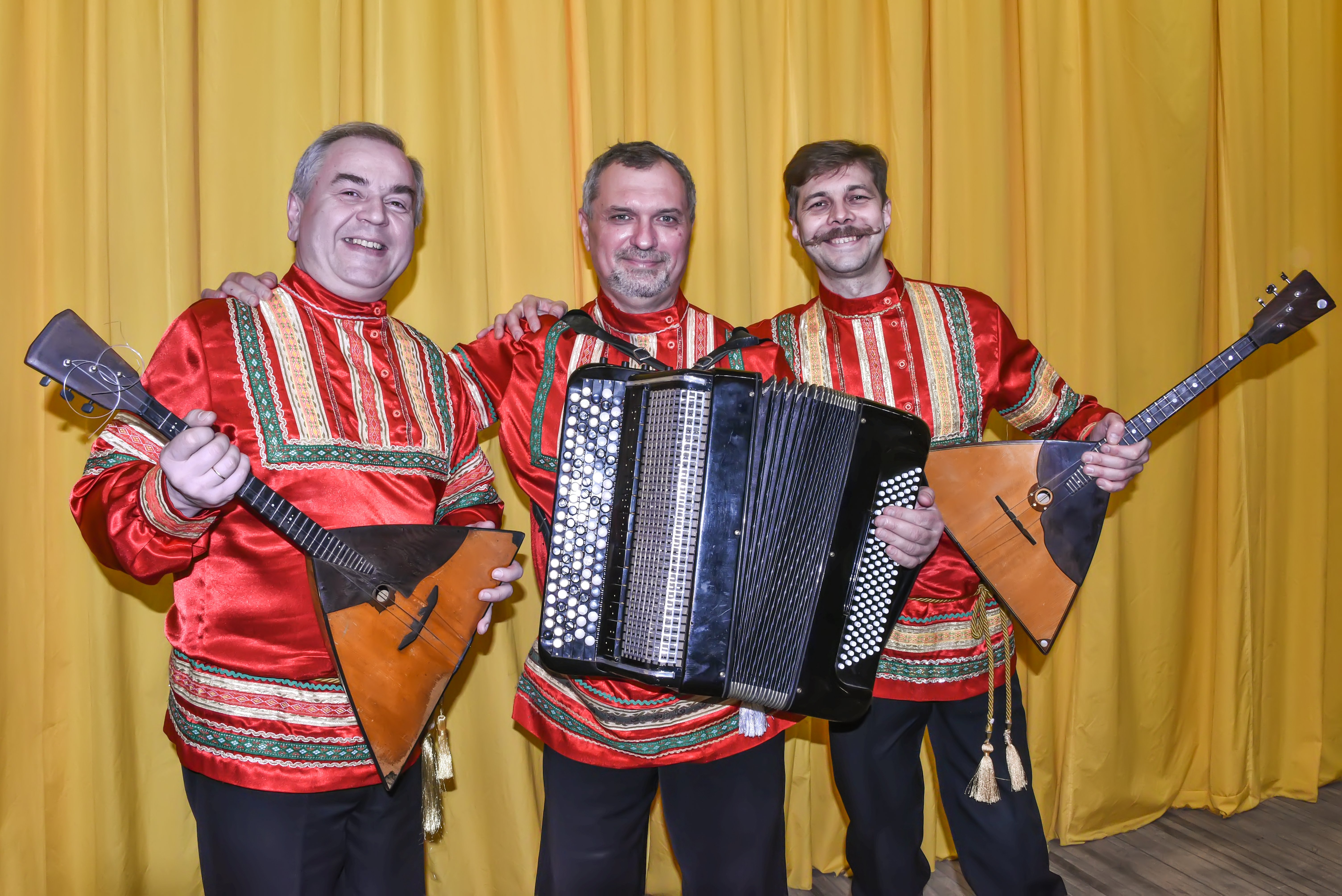 Оркестр балалаечников. Ансамбль балалайка Камызяк. Ансамбль балалайка Воронеж. Балалаечники ансамбли России. Ансамбли балалаек названиями.